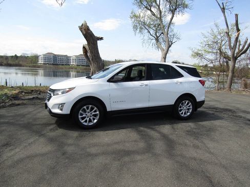 Used 2019 Chevrolet Equinox LS image 3
