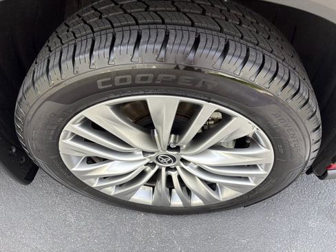 Used 2024 Toyota Highlander Platinum AWD/4WD image 14