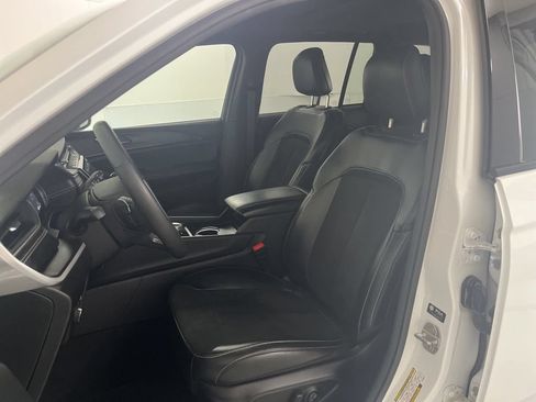 Used 2024 Jeep Grand Cherokee Altitude AWD/4WD image 18
