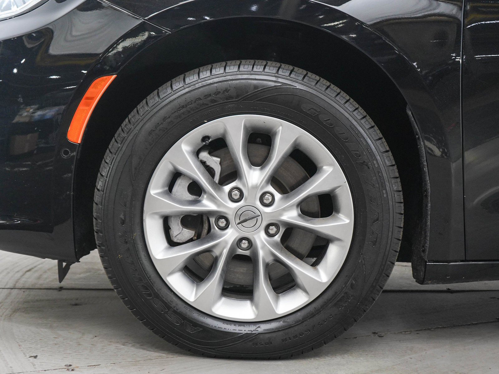 Used 2024 Chrysler Pacifica Touring-L AWD/4WD image 32