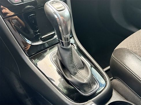 Used 2021 Buick Encore Preferred image 17