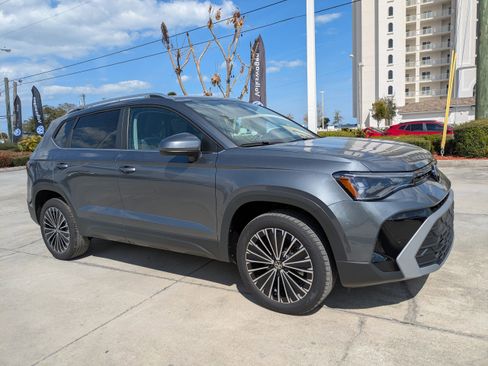 New 2026 Volkswagen Taos SE image 2