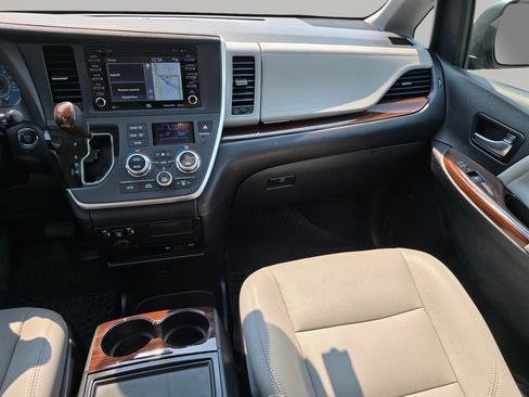 Used 2020 Toyota Sienna XLE Premium AWD/4WD image 4