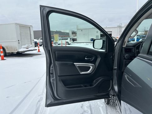 Used 2022 Nissan Titan SV image 24