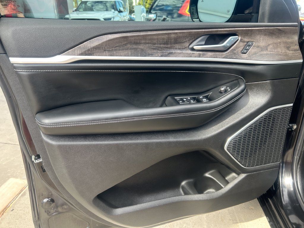 Used 2026 Jeep Grand Cherokee L Limited AWD/4WD image 11