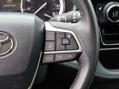 Used 2022 Toyota Highlander XLE FWD image 28