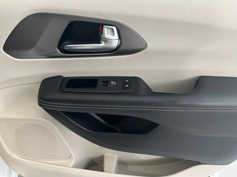 Used 2024 Chrysler Pacifica Touring-L FWD image 52