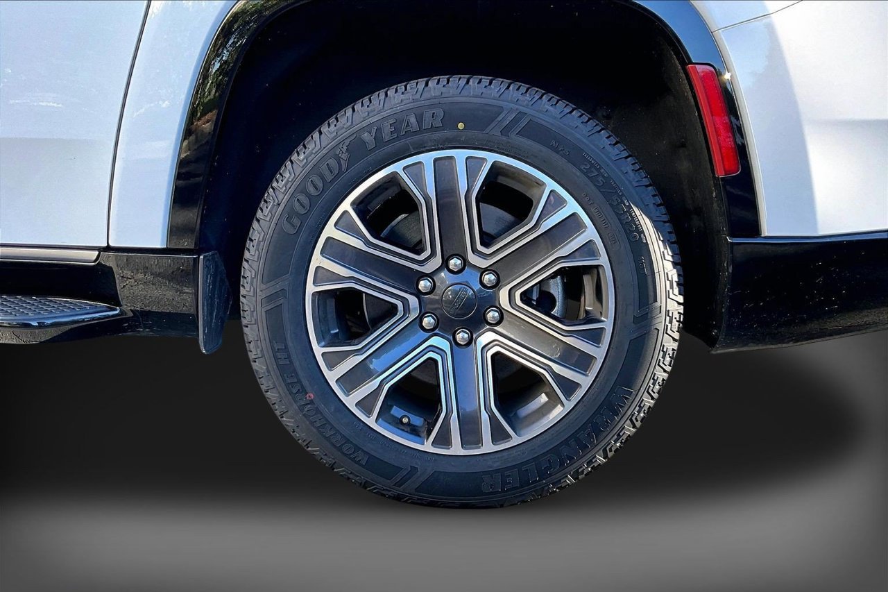 Certified 2024 Jeep Wagoneer L Series II AWD/4WD image 35