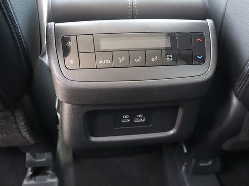 Used 2023 Nissan Pathfinder SL AWD/4WD image 17