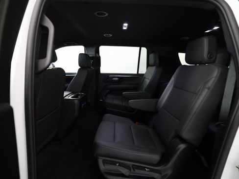 Used 2026 Chevrolet Suburban Z71 w/ Comfort Package image 17