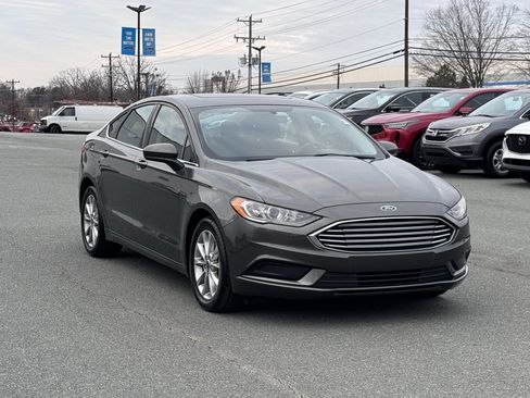 Used 2017 Ford Fusion SE image 2