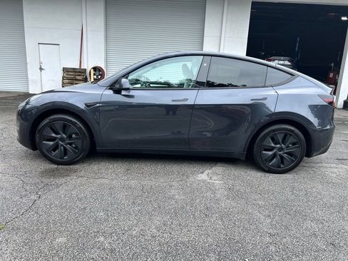 Used 2024 Tesla Model Y Long Range RWD image 4