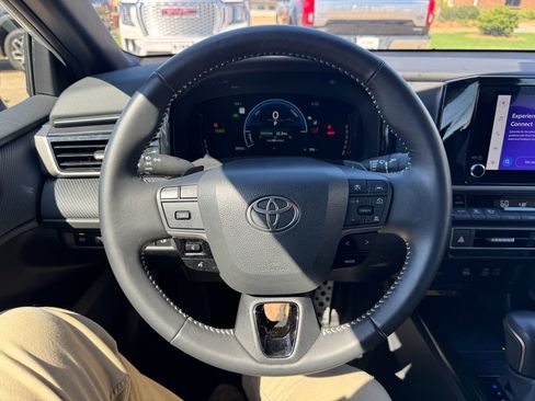 Used 2025 Toyota Camry SE image 17