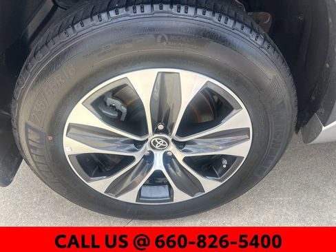 Used 2024 Toyota Highlander XLE AWD/4WD image 6