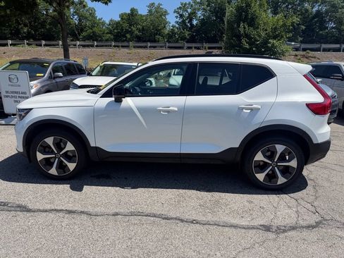 Used 2024 Volvo XC40 B5 Core AWD/4WD image 3