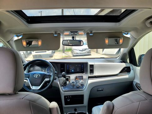 Used 2015 Toyota Sienna XLE FWD image 2
