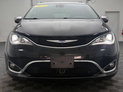 Used 2019 Chrysler Pacifica Limited w/ Tire & Wheel Group FWD image 13