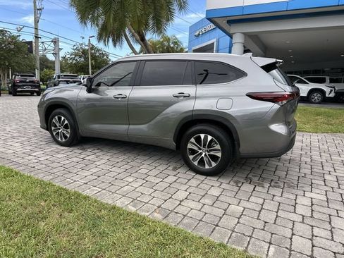 Used 2025 Toyota Highlander XLE FWD image 32