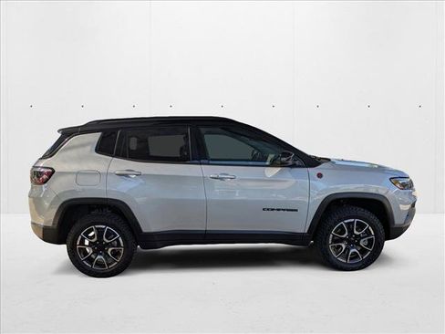 Used 2024 Jeep Compass Trailhawk image 4