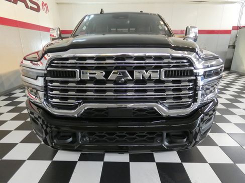 Used 2025 RAM 2500 Limited AWD/4WD image 2