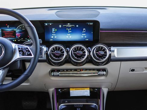 Used 2026 Mercedes-Benz GLB 250 image 16