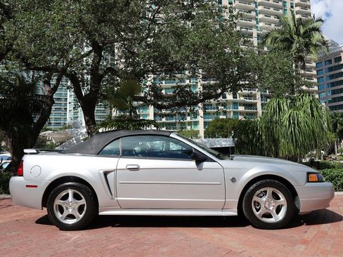 Used 2004 Ford Mustang Convertible image 4