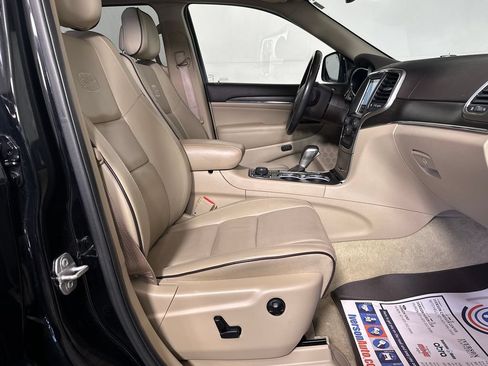 Used 2018 Jeep Grand Cherokee Overland AWD/4WD image 32