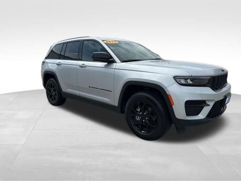 Used 2025 Jeep Grand Cherokee Altitude image 9