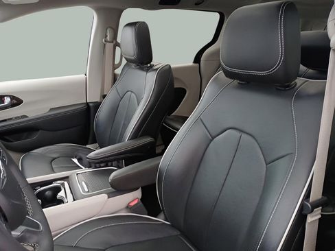 Certified 2023 Chrysler Pacifica Limited image 26