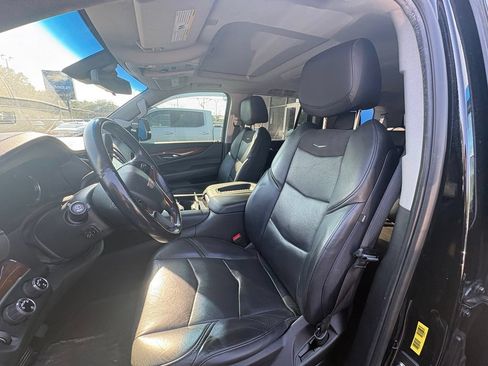 Used 2019 Cadillac Escalade Luxury AWD/4WD image 14