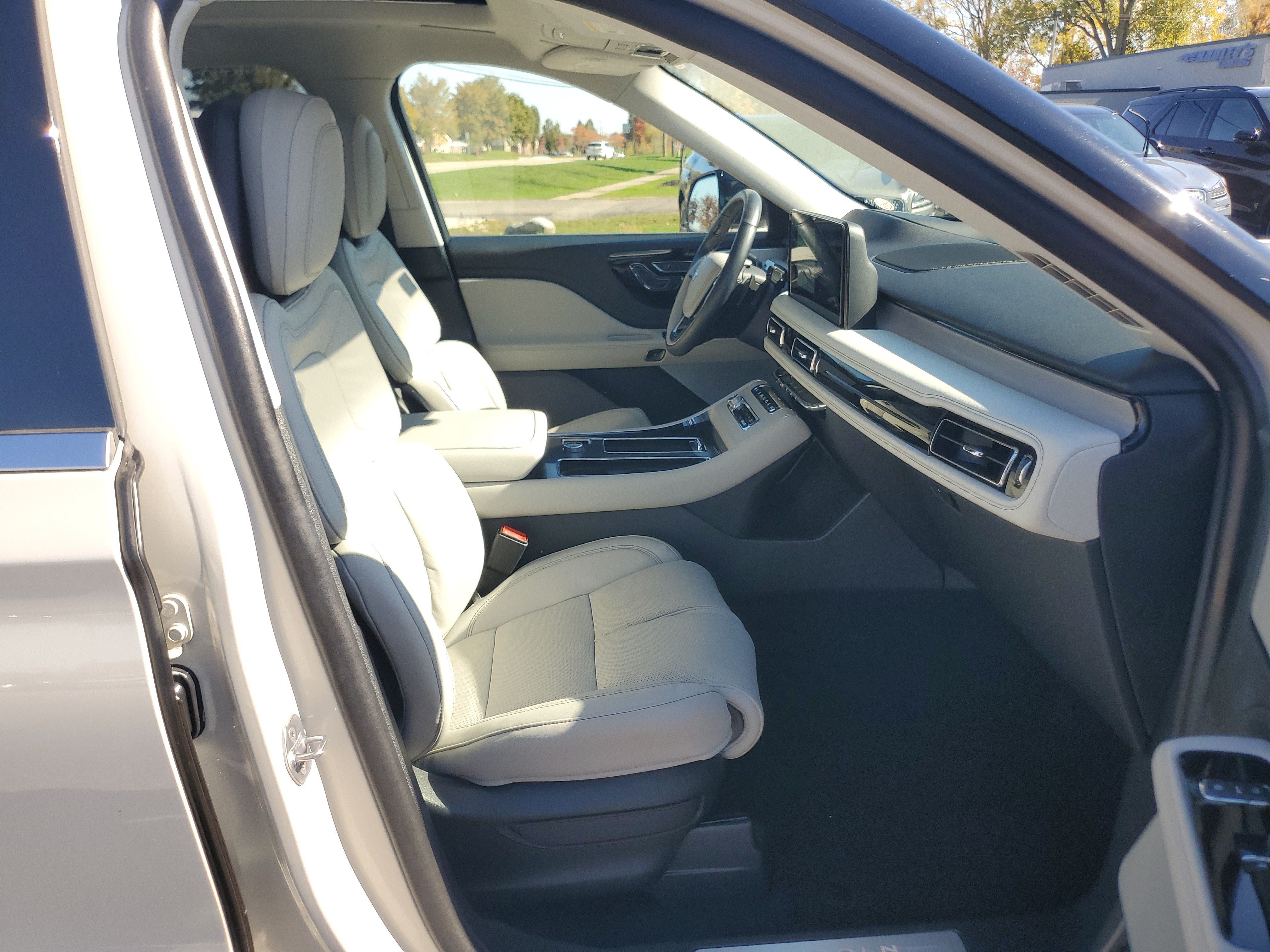 Used 2025 Lincoln Aviator Reserve w/ Equipment Group 201A AWD/4WD image 9