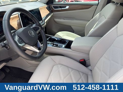 Used 2025 Volkswagen Atlas SE w/ Panoramic Sunroof Package FWD image 11