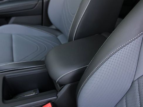 New 2025 Volkswagen Tiguan SE image 17