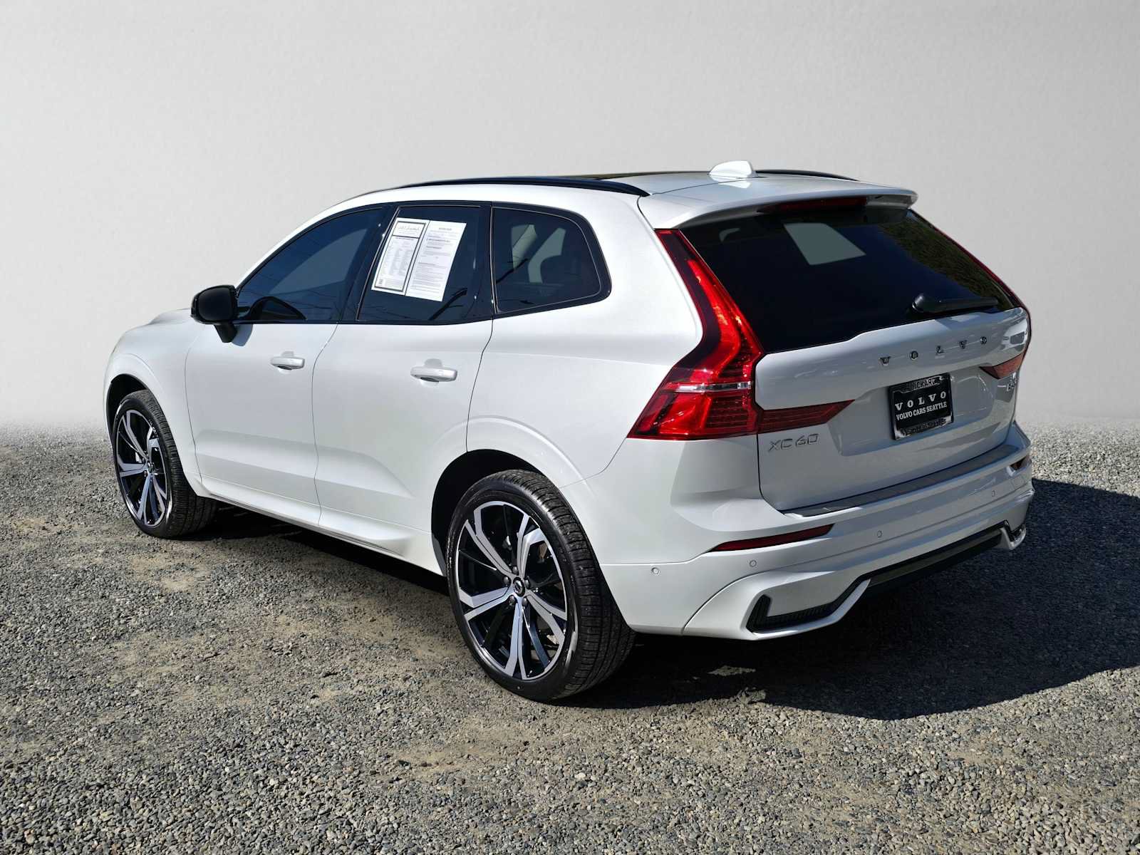 Used 2024 Volvo XC60 B5 Ultimate w/ Protection Package Premier AWD/4WD image 5