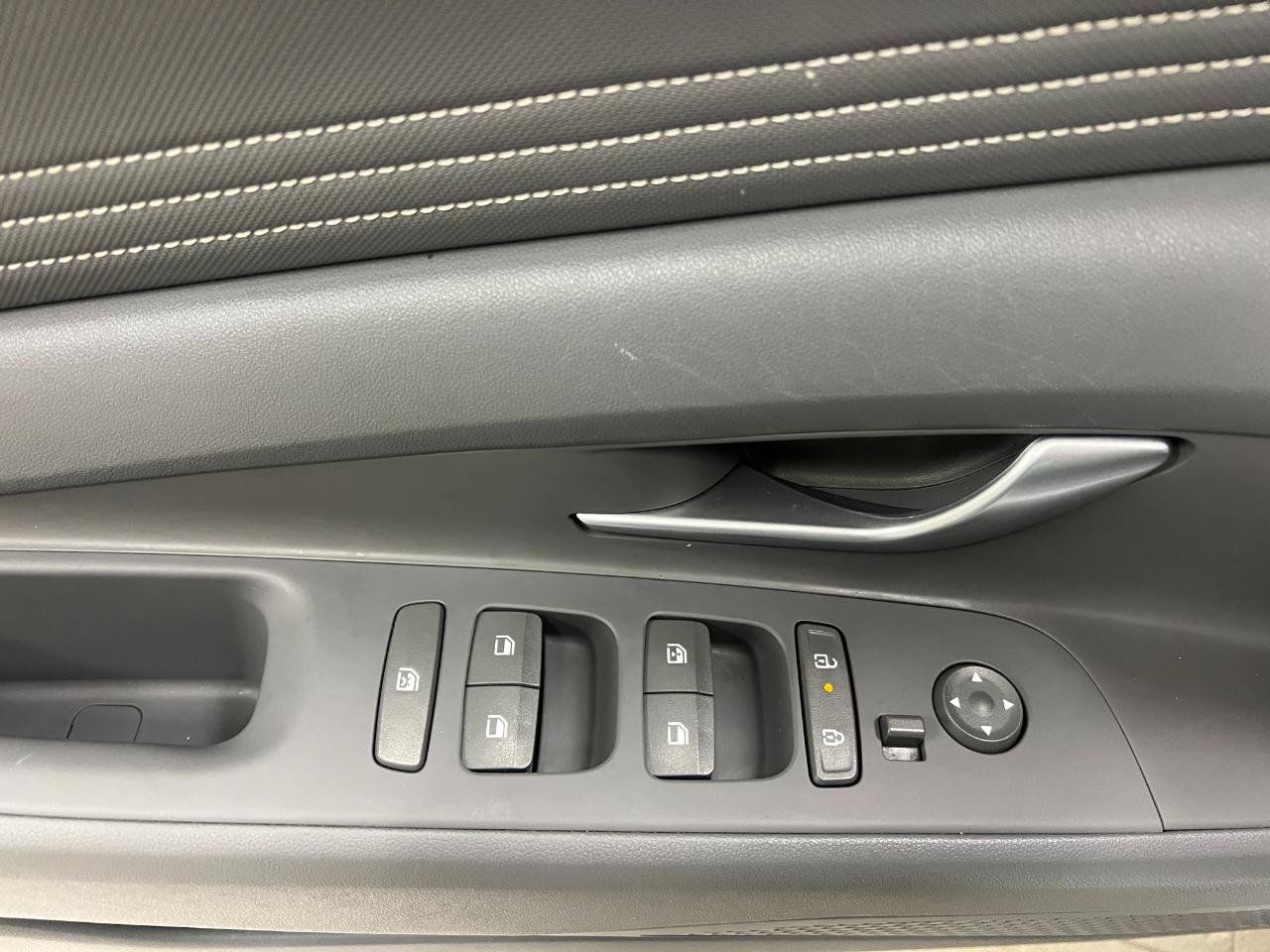 Used 2025 Hyundai Elantra SEL FWD image 29