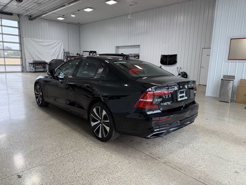 Used 2022 Volvo S60 B5 Momentum image 3