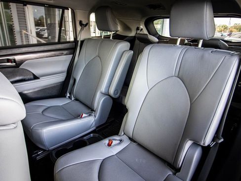 Used 2023 Toyota Highlander Limited image 46
