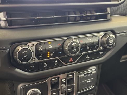 Used 2025 Jeep Wrangler Unlimited Rubicon image 35
