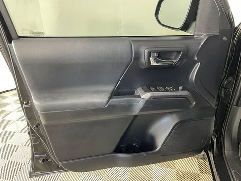 Used 2019 Toyota Tacoma TRD Off-Road w/ Technology Package AWD/4WD image 15