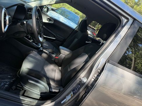 Used 2025 Kia Soul LX w/ LX Technology Package FWD image 23