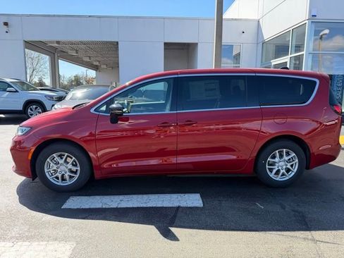 New 2026 Chrysler Pacifica Select image 6