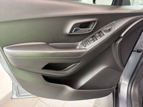 Used 2019 Chevrolet Trax LT w/ LT Convenience Package FWD image 16