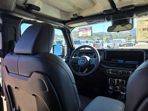 New 2025 Jeep Gladiator Rubicon w/ Convenience Group image 10