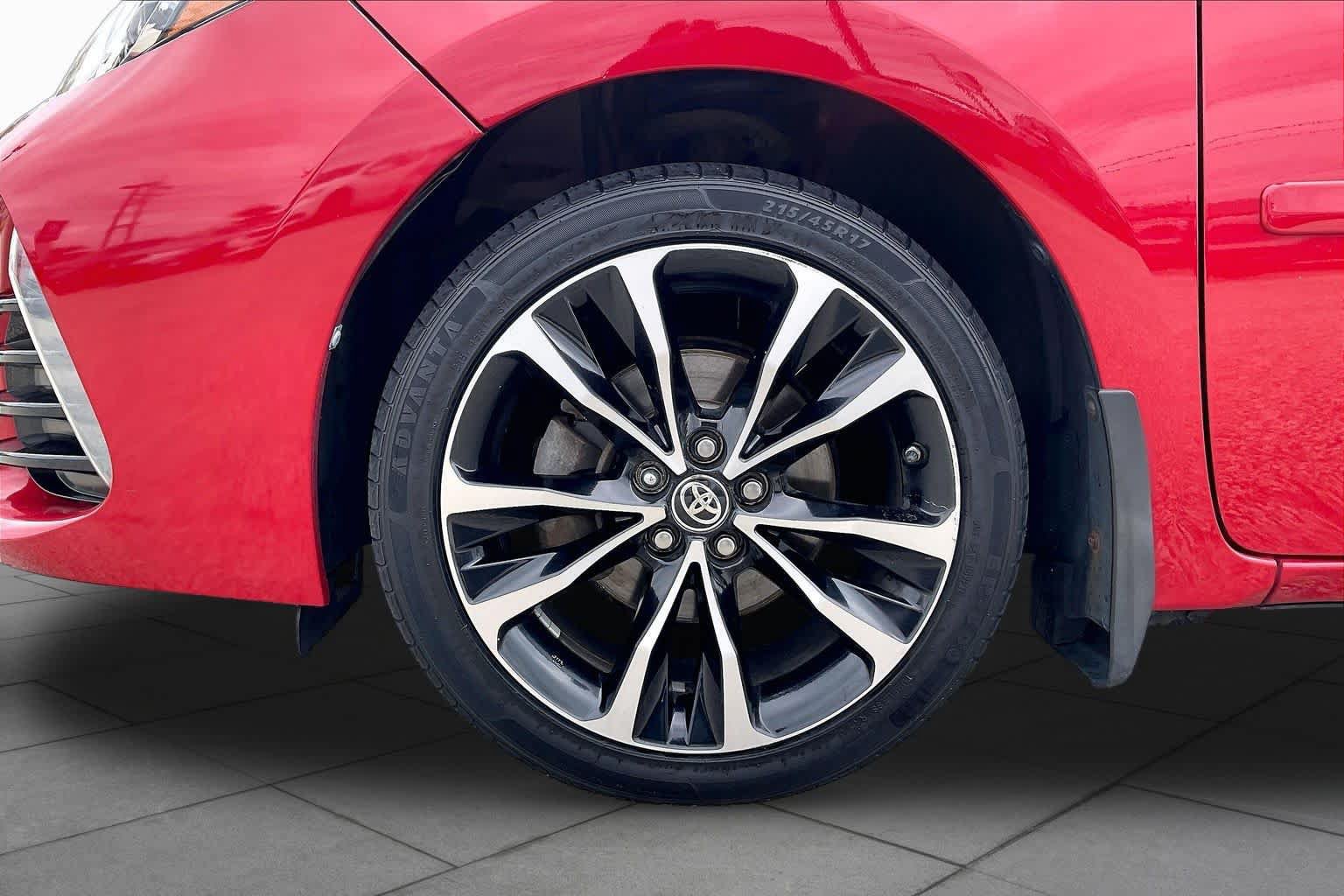 Used 2017 Toyota Corolla SE w/ Carpet Mat Package (TMS) FWD image 11