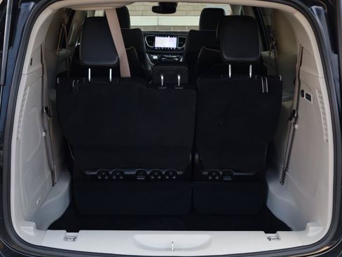 Used 2022 Chrysler Pacifica Limited FWD image 12