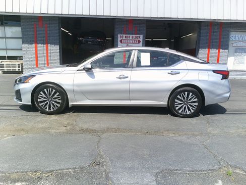 Used 2023 Nissan Altima 2.5 SV AWD/4WD image 12