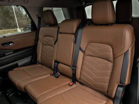 Used 2024 Nissan Pathfinder Platinum w/ Cargo Package image 16