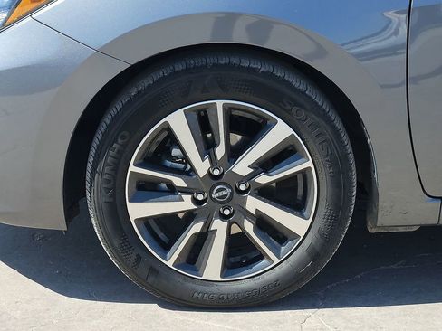 Used 2025 Nissan Versa SV FWD image 9