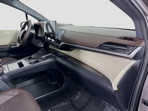 Certified 2023 Toyota Sienna Platinum image 32