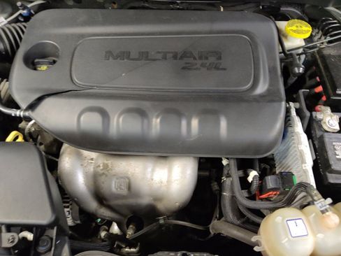 Used 2019 Jeep Cherokee Latitude Plus w/ Comfort/Convenience Group AWD/4WD image 30